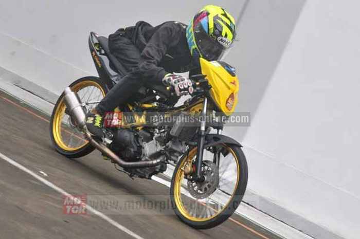 Bukan cuma diubah menjadi injeksi, tapi motor racikan bengkel Motori ini juga di bore up. Rahasia bore up Yamaha Jupiter MX 135 balap malam yang siap dilamar ini ada di kapasitas silindernya yang didongkrak hampir dua kali lipat