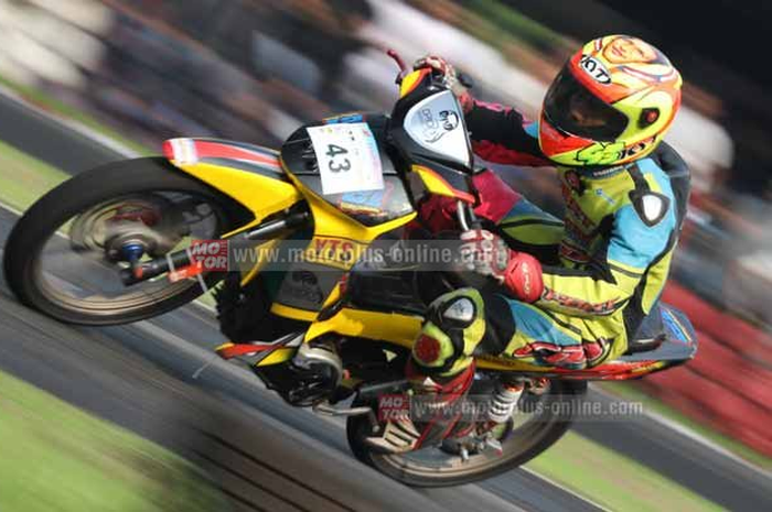 Siapa yang tak kenal Andreas Gunawan, mantan juara Suzuki Asian Challenge 2016. Namun, setelah tak lagi balap di event internasional Suzuki itu, doi kini coba berkiprah di ajang fun race. Eh, malah sering bikin podium motor-motor yang ditungganginya.