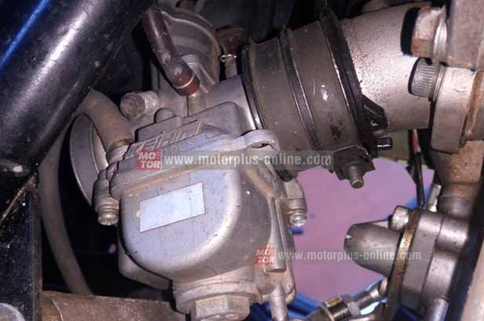 Piston FJN tersebut, punya tinggi dome 3 mm. Saat terpasang, mendem piston dari bibir liner saat di TMA (Titik Mati Atas) dikasih 0,7 mm. “Angka ini didapat setelah menggunakan paking bawah tanpa paking atas. Head pun kena papas 0,3 mm. Saat diburet,