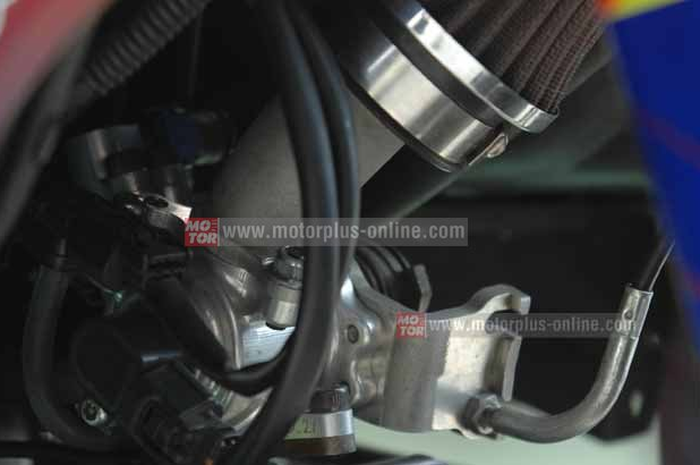 Buat mengontrol bukaan udara ke ruang bakar, Danny mempercayakan throttle body keluaran SYS berikut intake manifoldnya. Hasilnya, power terasa special saat kitiran mesin 7.000 rpm ke atas. “Posisi intakenya juga bisa diatur sesuai keinginan,” ungkap 