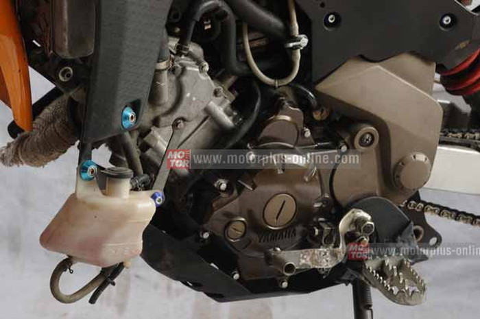 Olahan sasis belakang juga menggunakan ukuran diameter yang serupa dengan sasis utama Yamaha Jupiter MX 135