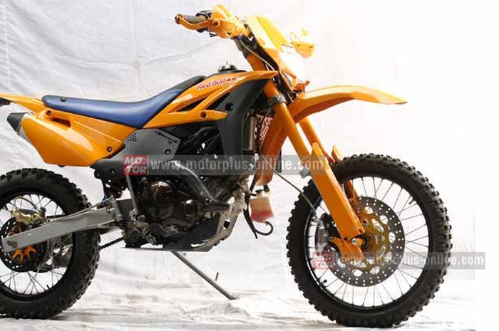Siswo Winoto dari rumah modifikasi Win’s Paddock (WP), Purwokerto, Jawa Tengah, kasih konsep modifikasi SE 85 cc untuk Yamaha Jupiter MX 135