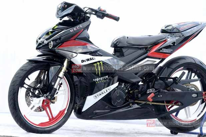 Meski masih berpenampilan bebek, namun underbone lansiran Garpu Tala ini diubah macho. Caranya dengan adopsi model Yamaha X-1. Namun Ade Surya sang modifikator piawai memadukan unsur serba racing,