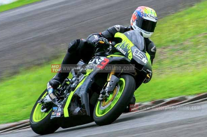 Di seri terakhir Yamaha Sunday Race 2016, Benny Saputra ikut balap menggunakan Yamaha YZF-R1M ngebut di kelas Superstock s/d 1.000 cc Comm A. Untuk turun di kelas ini, Yamaha R1M dimodifikasi dengan spek World Superbikes (WSBK). Hasilnya, Benny