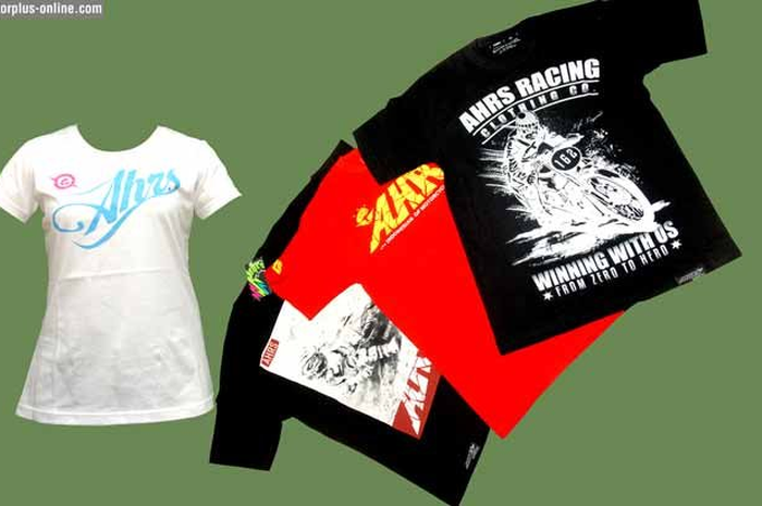 AHRS menyesuaikan diri dengan merancang grafis t-shirt tempo doeloe. Silakan deh tengok beberapa apparel kembali ke era 1970-an sampai 1980-an. Inilah yang mau ditonjolkan dari karakter huruf dan gaya visual kaos AHRS ini. Pilihan t-shirt AHRS menonj