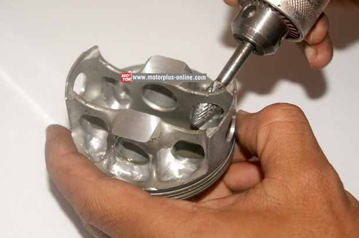 Ajang balap manapun, baik itu resmi maupun liaran, peranti penggebuk kompresi alias piston adalah part yang paling sering diganti. Piston forging jadi pilihan utama untuk motor yang performanya meningkat. Tapi, piston forging bisa dibikin enteng supa