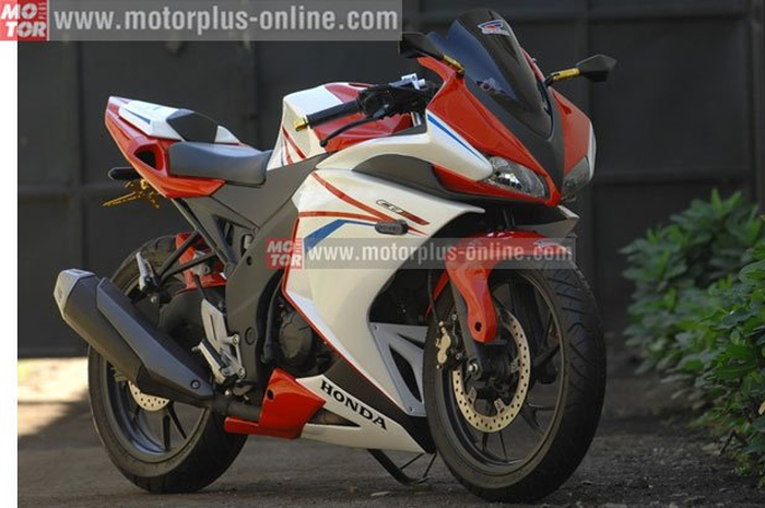 Bukan hanya itu saja, tawaran delaer Honda Jatim pun digarap untuk membuatkan bodi kit untuk All New Honda CB150R gaya CBR 1000.