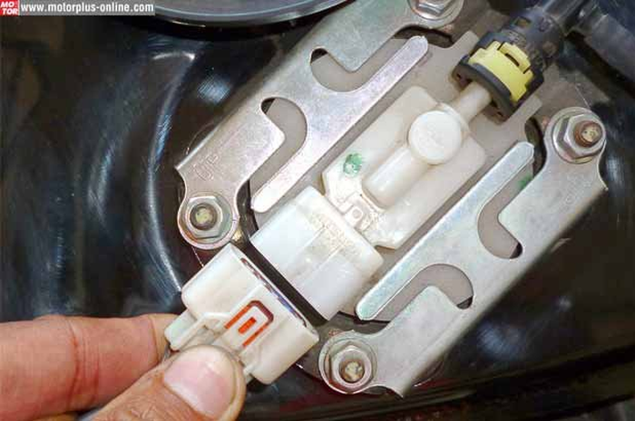 Banyak yang mengira kalau soket sistem injeksi motor dilepas, ECU harus direset ulang. Padahal gak gitu loh!