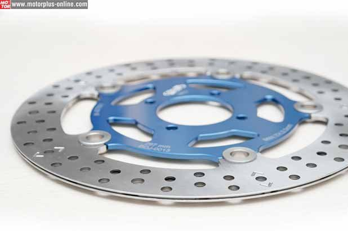 Enggak tahunya pilihan cakram lebar untuk motor juga bisa ada tambahan lain. “Untuk Kawasaki KLX 150S, disediakan cakaram Equinox diameter 260 mm sepaket beserta trom