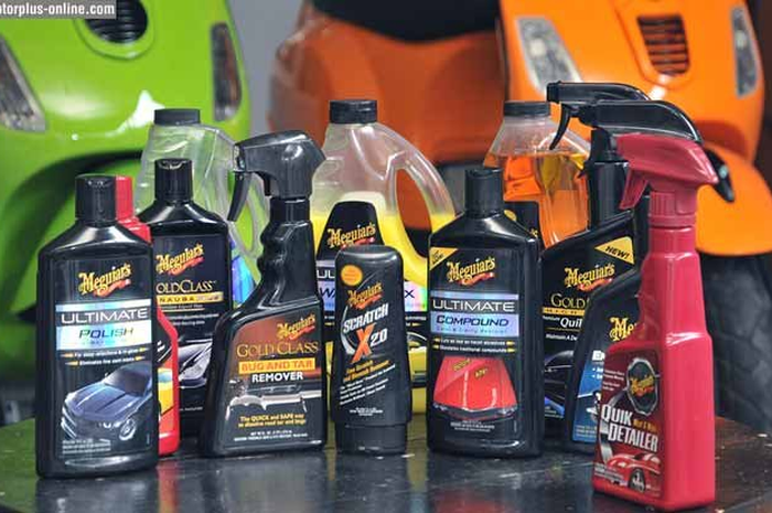 Usai seluruh body sudah dilepas dan tinggal tersisa rangka utama, barulah proses bersih-bersih dilakukan. Untuk bodi luar yang berlapis cat, bisa gunakan car care berkualitas macam Meguiars atau IPO.
