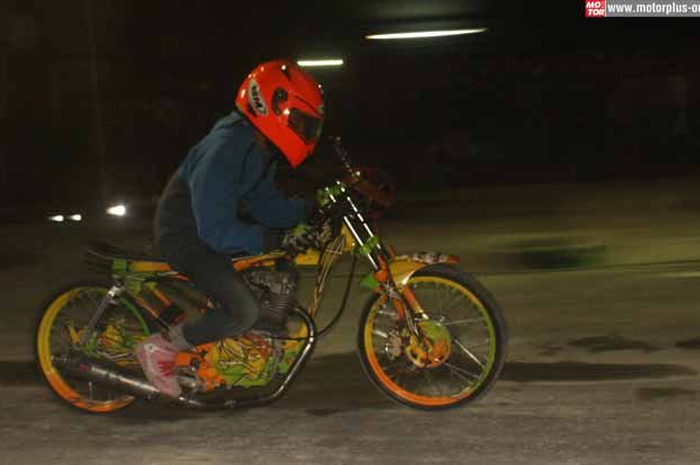 Abu vulkanik setelah meletusnya gunung Kelud, enggak bikin nyali dragster yang turun di VSC Drag Bike Nite Race (VDBNR) di landasan pacu pesawat pantai Depok, Bantul, Jogja, kendur. VDBNR digelar Sabtu malam (15/2). Padahal, debu vulkanik Kelud sempa