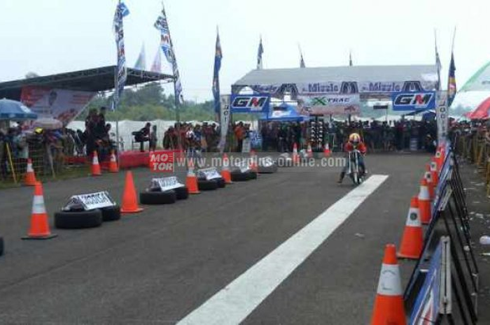Ajang adu kebut 201m memang event yang selalu ditunggu-tunggu oleh para dragsters. Event Kejurnas Drag Bike seri ke-6 yang di gelar Bodisa (27-28/8) berlangsung di Lapangan Terbang TNI AU Lapan, Cicangkal, Serpong. Ternyata masih kecot, bor.
