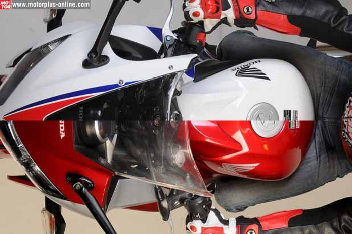 Klaim PT Astra Honda Motor (AHM) yang bilang performa mesin All New Honda CBR 250R lebih bagus dari pendahulunya, bikin EM-Plus penasaran. Memang saat ajak riding di perkotaan, putaran mesin serta akselerasi New CBR 250 ini memang terasa lebih respon