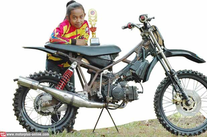 Qwu yang mantan pembalap liar tetap ingin menyalurkan hobinya. Tapi, kali ini pada lahan garuk tanah alias grasstrack.