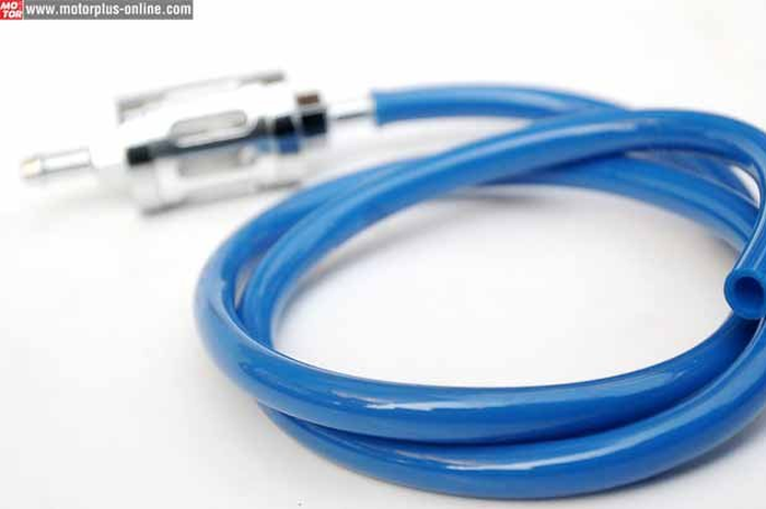 Di beberapa motor memang sudah dilengkapi filter bensin yang biasanya menyatu satu dengan kran bensinnya, seperti pada Honda Tiger, Mega Pro, GL Pro dan sebagainya. Tetapi tidak ada salahnya kok kalau mau pasang filter bensin tambahan, biar penyaring