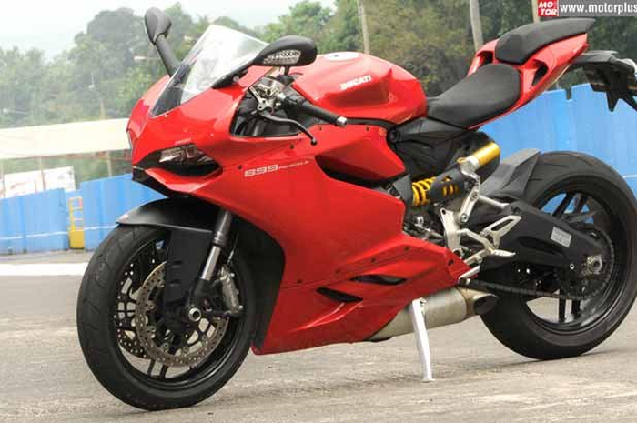 Sesi 3 lap diberikan untuk lebih dekat dengan Ducati Panigale 899. Tapi itu dirasa masih kurang untuk mengeksplorasi ketangguhan mesin 899 cc-nya.