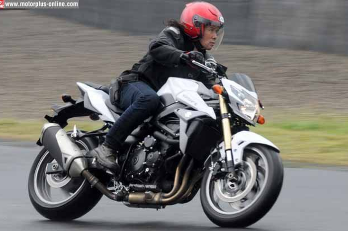 Bicara desain dulu, motor ini termasuk fleksibel. Diajak main ke tongkrongan, pasti jadi bahan omongan, sebagai aternatif bodywork dari GSR 750 dengan flat bars tanpa fairing.