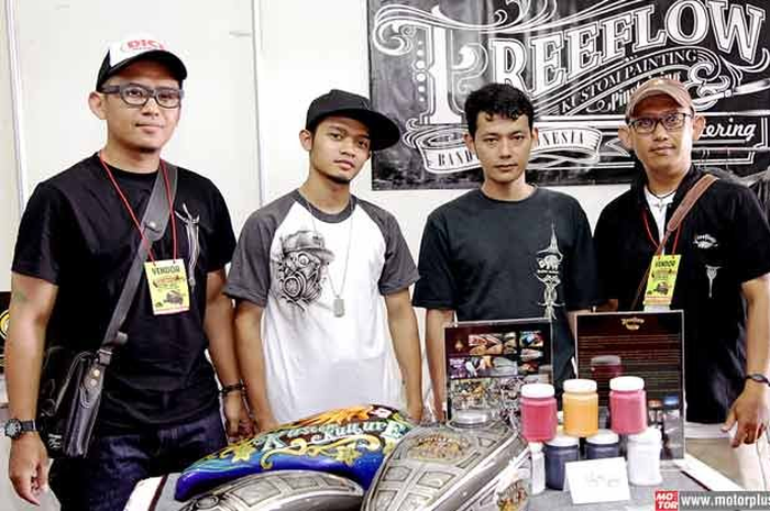 Bicara pinstriping, lettering atau typography tidak lepas dari dunia kustom. Desain ini biasanya diaplikasi setelah motor kustom selesai dicat pada rangka dan bodinya.