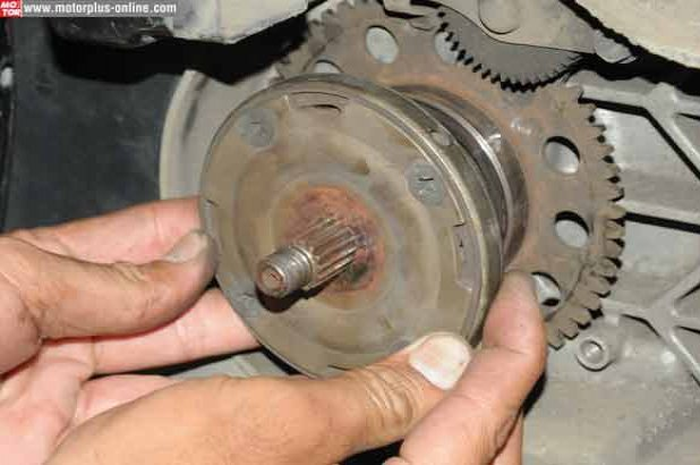 Yamaha Mio Sporty atau Nouvo ente suka ngelos saat distart pakai electric starter? “Wah, itu ciri-ciri one way clutch-nya (OWC) bermasalah. Bisa kotor atau pen dan per aus,” kata Sukandi Endah, mekanik bengkel OSS di Jl. Panjang No. 8A, Kebon Jeruk, 