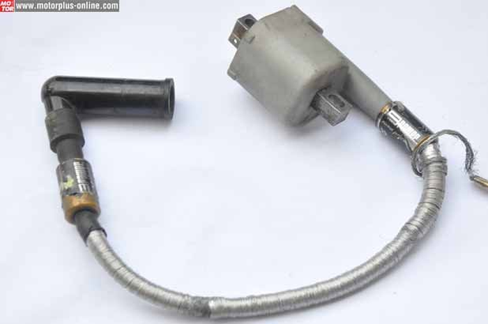 Sobat para pecinta kecepatan, pasti tak asing dengan kabel busi yang dilengkapi ground strap. Ground strap umumnya berbentuk lilitan kabel di luar kabel busi yang berfungsi menangkap frekuensi liar. Adanya ground strap, arus listrik ke busi jadi lebi