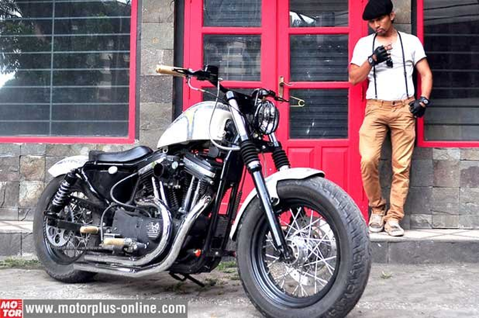 Kebanyakan bangsa kaukasia, ras aria Sportster sangat cocok untuk ergonomi foxy lady. Tapi, tentunya nggak semuanya benar. Dimensi yang lebih kecil ketimbang big twin lainnya, membuat kreasi modifikasi jadi lebih leluasa.