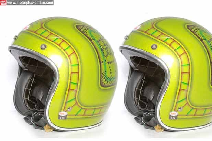 Cocok untuk membesut pacuan bergaya chopper ataupun street tracker. Bell Custom 500 Skrath Lace Green ini ditawarkan seharga Rp 2,5 juta. Untuk tali pengikat, aplikasi model D-ring.