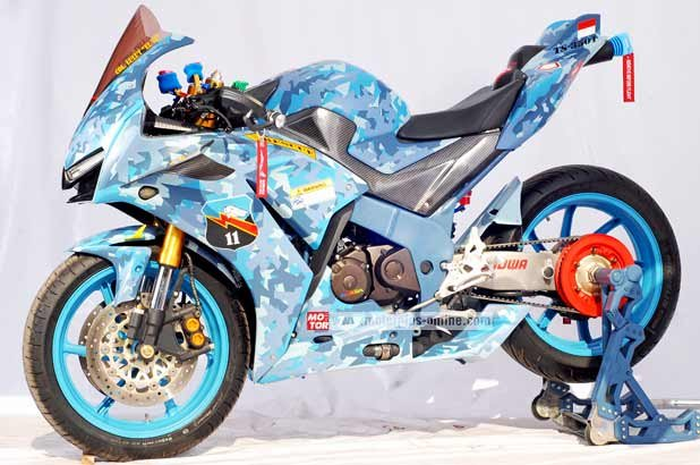 Mendengar gosip Indonesia akan membeli pesawat Sukhoi TS-3501 di 2016, Herwin Syah terinspirasi bikin Honda CBR 150R ala pesawat tempur Sukhoi. Terlepas dari Sukhoi. Tampilan CBR 150R, disulap bergaya Ducati Panigale 1299.