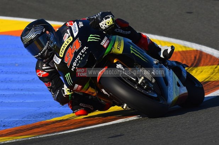 Jonas Folger akan menjalani debut MotoGP di musim balap tahun ini atawa 2017. Folger menjadi satu dari tiga pembalap (Alex Rins dan Johann Zarco) dari kelas Moto2 yang naik ke MotoGP. Jonas Folger mengaku ingin contek gaya balap Jorge Lorenzo.