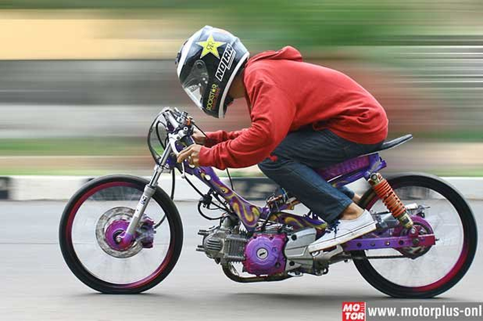 Melihat malangnya nasib Yamaha Jupiter Z yang teronggok di sisi bengkel, bikin hati Junaedi tersentuh. Alhasil, mekanik Emmsa British Auto Tech ini kembali membangunnya dengan spek yang berbeda.