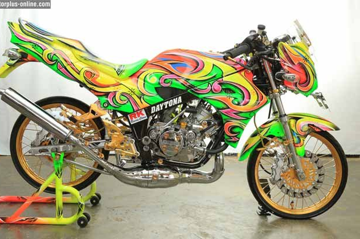 Nah, ini bor yang lebih ajib di kelas body painting. Lewat airbush grafis bertema rainbow, Kawasaki Ninja 150R garapan N.C Airbush ini berhasil merebut juara pertama.