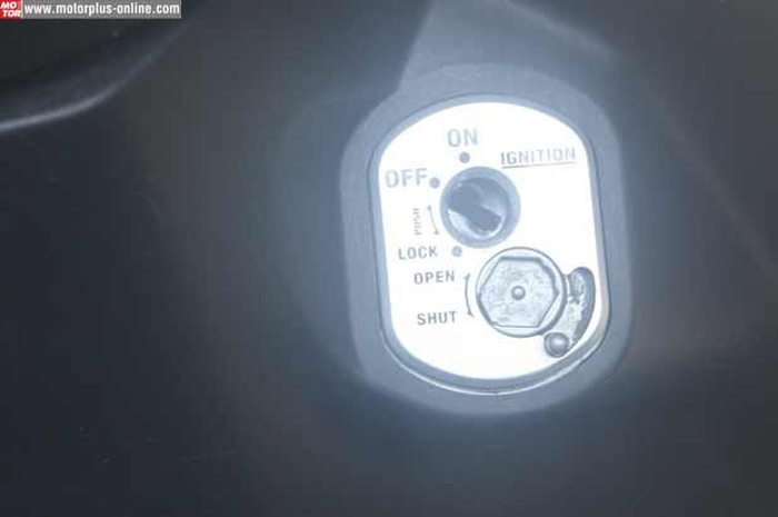 Key shutter tidak lagi bisa menjamin motor aman dari tangan jahil. MOTOR PLus membuktikannya langsung pada Suzuki Skywave. Hanya dalam tempo satu menit, salah satu ahli duplikat kunci di Depok mampu membukanya.