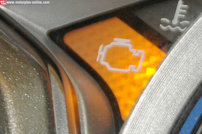 Enggak semua pemilik motor injeksi paham pada problem yang terjadi di tunggangan. Meskipun indikator kerusakan ditandai kedipan lampu di panel spidometer. Contohya injeksi PGM-FI di Honda yang menyebut lampu indikator kegagalan fungsi sensor dengan M