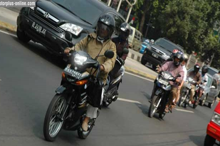 Kini, memang sudah zamannya tiap pacuan baru yang keluar dari pabrik mengaplikasi Automatic Headlamp On (AHO). Jadi, ketika mesin hidup pun lampu juga menyala.