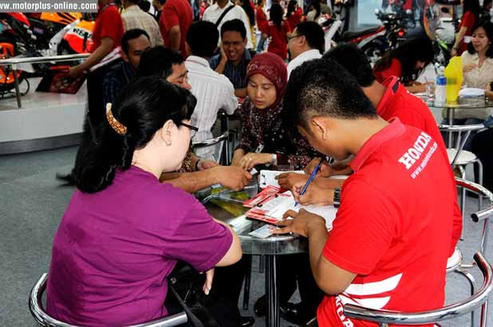 Di Honda Dunia Motor Jl. Kebayoran Lama, No. 556, Jakarta Selatan, semua leasing yang bekerja sama, Adira, FIF dan CS Finance, juga menggelar paket hemat uang muka.