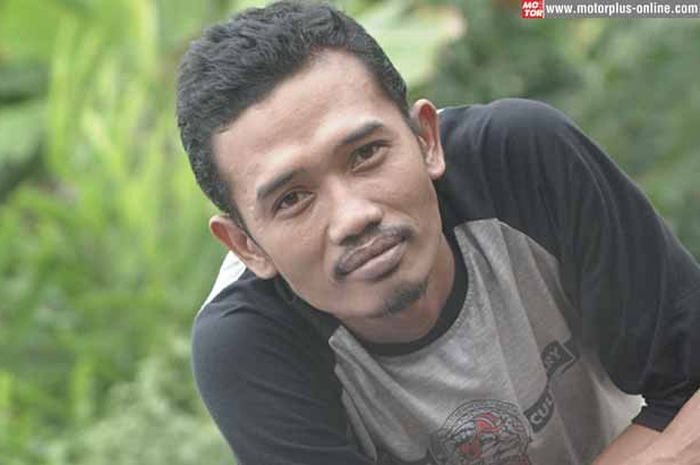 M. Yusuf Adib Mustofa lahir di Kota Blitar, Jawa Timur 18 Juni 1979. Kisah hidupnya unik dan cukup panjang. Berlatar belakang keluarga sederhana, Yusuf menghabiskan masa kecil hingga remaja di Blitar, Jawa Timur yang beken dengan sotonya itu.
