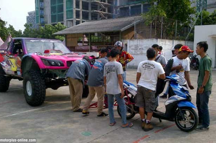 Biasanya, Monster Gajah menggila di ajang Otobursa 'Tumplek Blek' dengan menggilas deretan mobil dan jadi tontonan menarik ribuan pasang mata. Ritual serupa pun akan berulang pada gelaran yang sama di lintasan track gilas mobil area Plaza Gelora Bung