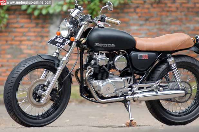 Banyak yang kepincut CB200 karena orisinalistasnya dan mesin dua silinder segarisnya. Makanya untuk harga motor kondisi orisinal dan surat hidup bisa tembus Rp 25 jutaan.
