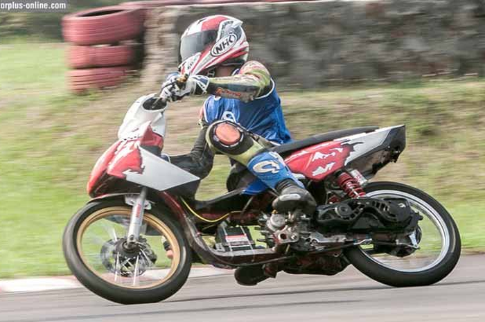 Sering garap motor untuk ajang modifikasi kontes, kali ini LD Garage coba cari peruntungan di ajang fun race dan road race. Bermodalkan Yamaha Nouvo lansiran 2002, mereka coba bertarung dalam gelaran OMR Nouvo yang digelar D’Event di Sentul kecil, Ja
