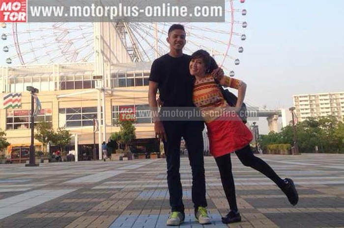 Garang di atas lintasan dan menjadi salah satu pembalap top Indonesia ternyata enggak bikin Rey Ratukore lupa kata setia. Buktinya, pembalap hitam manis ini sudah menjalin kasih dengan Angelia Putri selama 8 tahun.