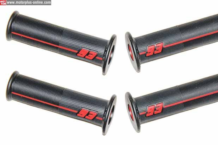 Handgrip termasuk yang umumnya diganti pertama kali oleh para remaja saat baru punya motor. Tapi, silakan handgrip berwarna lebih enak dilihat