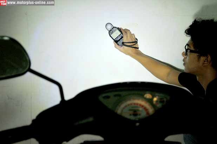 “Ganti lampu utama dengan warna cahaya putih, bikin motor terlihat lebih elegan saat malam hari. Selain itu, menurut gue lebih terang kalo kondisi cuaca normal,” tutur Vicko yang aplikasi HID 6000 k di Honda CBR 150R.