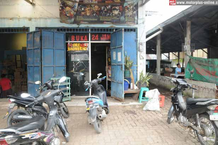 Dinihari itu, sekitar pukul 02.00 WIB, Minggu(16/2), Yono melepas lelah setelah seharian berkutat dengan mesin balap. Ia duduk santai di sebuah warnet DCoreNet di Pasar Kecapi, Jatiwarna sambil browsing. Mekanik dari sebuah bengkel yang juga tim bala