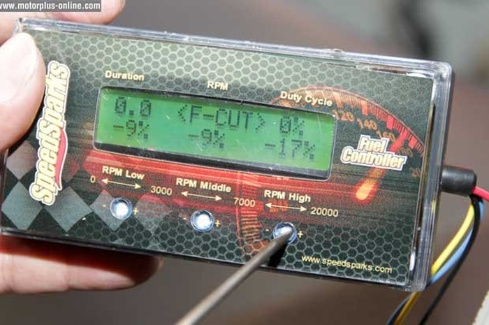 Modul injeksi ini bisa langsung diseting karena sudah dilengkapi display dan swith tuner yang terbagi dalam tiga bagian putaran mesin.
