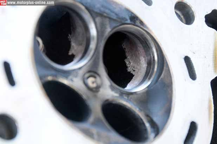 Lubang isap di cylinder head beberapa Kawasaki Ninja RR Mono ditemui bekas guretan pisau tuner. Tapi itu justru membantu mesin bekerja optimal.