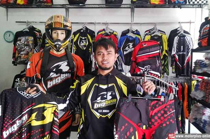 Awalnya Dadan Rahadian memulai usaha printing apparel tidak sengaja. Karena hobby olahraga adventure dan sering memperhatikan apparel yang digunakan, akhirnya terpikirkan bisnis printing.Jadilah, spesialis printing dan jahit baju balap Tanah. “Sebab 
