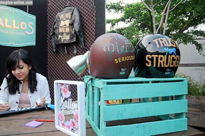 Kecintaannya akan typography, membuat Novia Achmadi atau Oppie ini menyalurkan hobinya jadi bisnis. Wanita kelahiran Jakarta, 24 November 1990 ini membuat bisnis hand lettering atau seni mengecat. Uniknya, workshop bernama Kallos yang dikelolanya ini