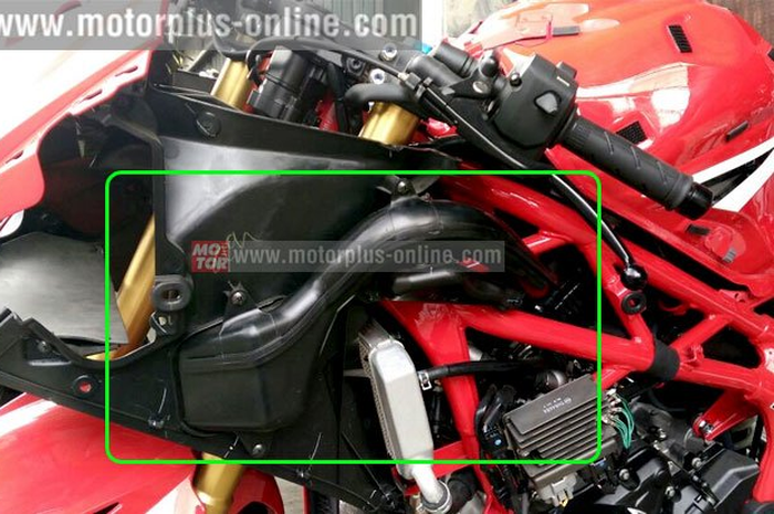 Melihat langsung Honda CBR250RR yang lagi ditelanjangi di markas Anjany Racing sungguh menarik. Ternyata ada rahasia di balik fairing CBR250RR. Berbeda dengan motor lainnya, di balik fairing CBR250RR tersembunyi