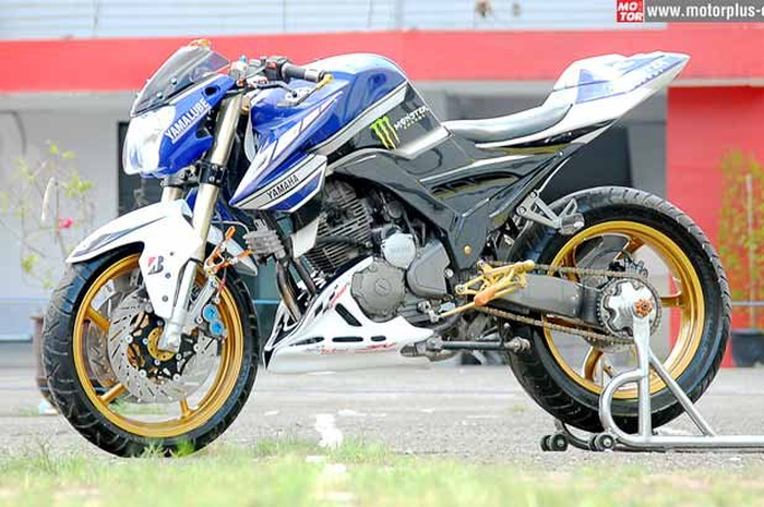 Sebut saja Han, pemilik Yamaha Scorpio Z asal Jembatan V, Jakarta Barat ini bosan dengan gaya berfairing di pacuan lansiran 2008 itu. Akhirnya, ia pilih konsep pacuan street fighter yang terkesan galak buat menemani aktivitasnya.