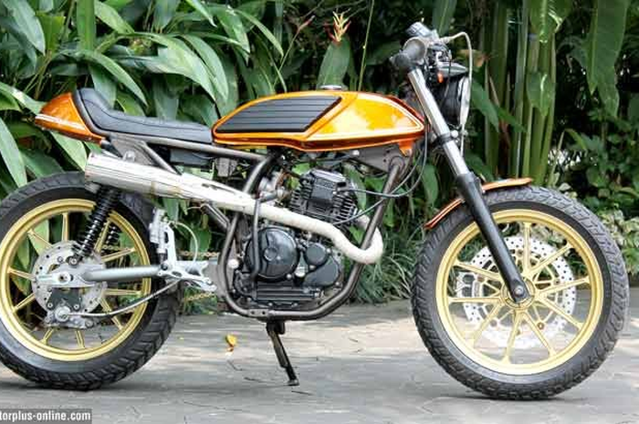 Yamaha Scorpio ini tidak hanya disiapkan buat harian. Tetapi oleh pemiliknya, Ariwibowo, juga disiapkan untuk turun di fun race café racer yang rencananya bakal digelar di Sentul.
