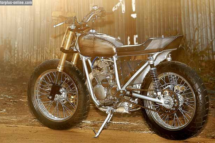 Modifikasi sebaiknya dilakukan perlahan. Jangan buru-buru, daripada hasilnya mengecewakan. Ini yang menjadi pegangan Ayub Waskita dalam membangun tunggangannya. Yamaha Scorpio lansiran tahun 2002 yang baru dibawa ke garasinya setahun lalu, akhirnya r